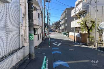 敷地の北西側前面道路（北東側から）