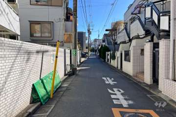 敷地の南西側前面道路（北西側から）