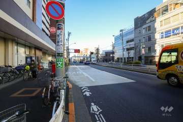 敷地東側の前面道路（南側から）