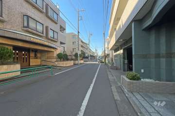 敷地の南西側前面道路（南東側から）