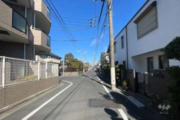 敷地の南東側前面道路（南西側から）