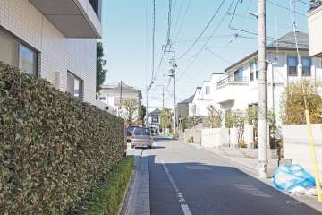 敷地北側の前面道路（東側から）