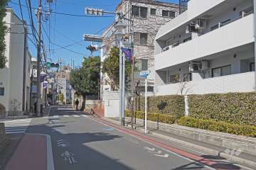 敷地南側の前面道路（東側から）