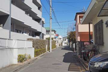 敷地東側の前面道路（南側から）