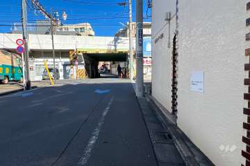 敷地西側の前面道路　