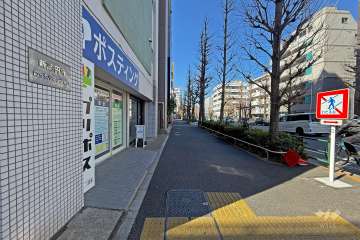 敷地の北側前面道路は青梅街道です（東側から）。