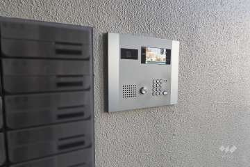 エントランスはオートロック付きです。