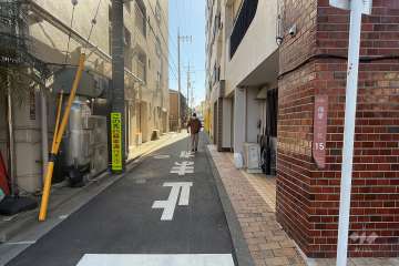 敷地の東側前面道路（北側から） 