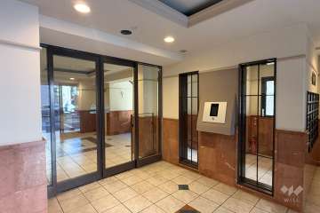 エントランスはオートロック付きです。