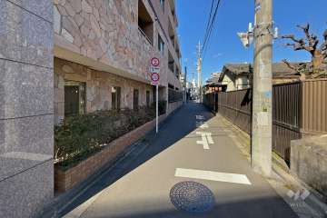 敷地東側の前面道路（南側から）