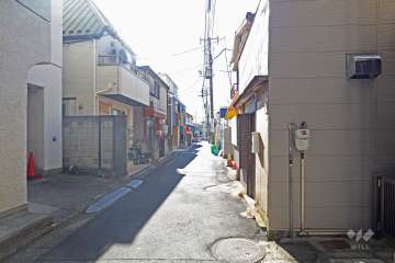 敷地西側の前面道路（北側から）