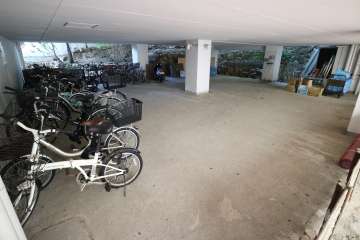 屋内に設けられた駐輪場