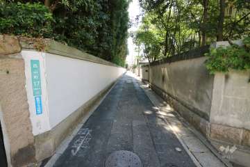 敷地西側の前面道路（南方向）