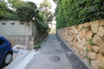 敷地北側の前面道路（東方向）