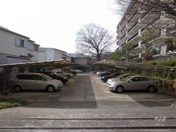 敷地内駐車場（平面式　ルーフ付き）