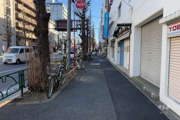 敷地の北側前面道路（西側から）