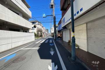 敷地の東側前面道路（南側から）