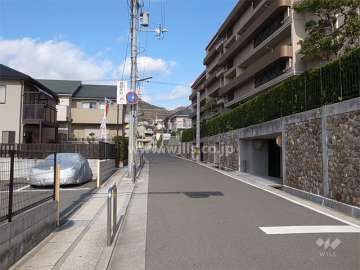 周辺は一戸建とマンションが混在する区画の整った住宅地