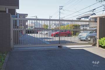 駐車場の出入口（シャッター付き）