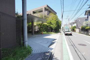 敷地東側の前面道路は鎌倉街道です（南側から）