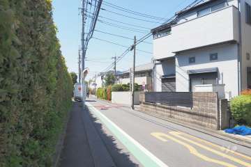 敷地北側の前面道路（東側から）