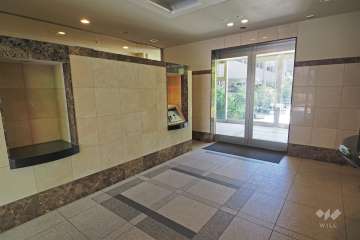 エントランスはオートロック付きです。