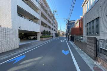 敷地西側の前面道路