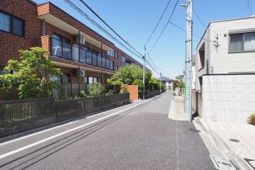 敷地北側の前面道路（東側から）