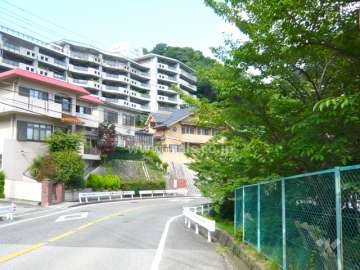 周辺は緑豊かな高台の住宅地です。