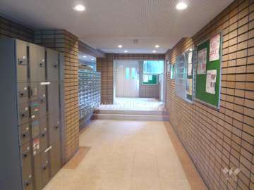 エントランスホール。宅配ボックス付きです。