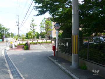 敷地の目の前にバス停があります。