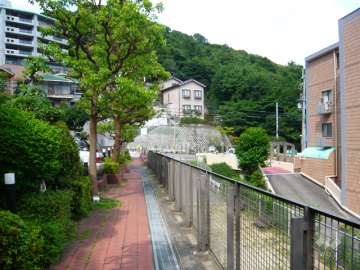 南側のマンションとは間隔があいています。
