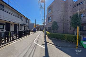 敷地東側の前面道路（北側から）