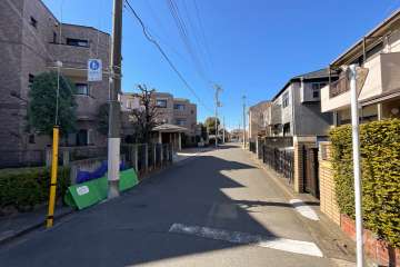 敷地東側の前面道路（南側から）
