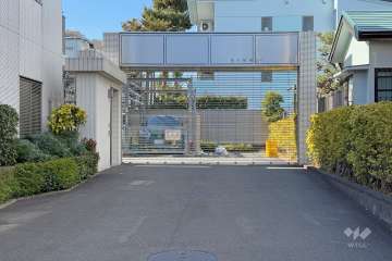 駐車場の出入り口（リングシャッター付き）