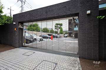 駐車場の出入り口（リングシャッター付き）・敷地内駐車場（屋外機械式）