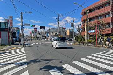 敷地の南側前面道路は井の頭通りです（東側から）。