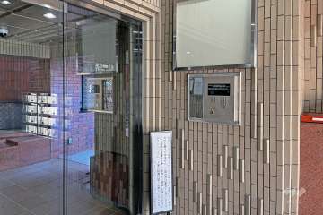 エントランスはオートロック付きです。