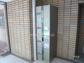 エントランスには宅配ボックスがあります。