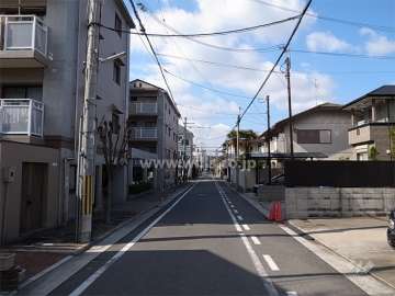 敷地北側の前面道路。周辺は区画の整った静かな住宅地です。