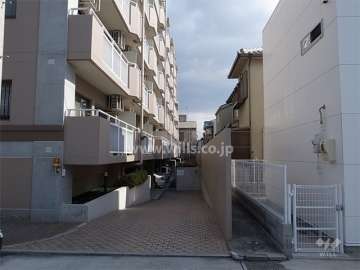 敷地南側には一戸建てが立っています。