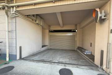 駐車場出入り口（シャッター付き）
