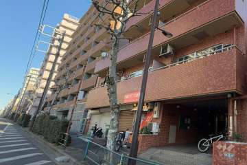 敷地西側は都道318号線に面しています。