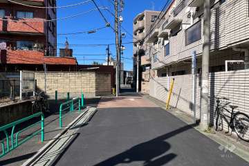 敷地の南側前面道路（東側から）