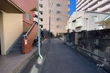 敷地の北側前面道路（東側から）