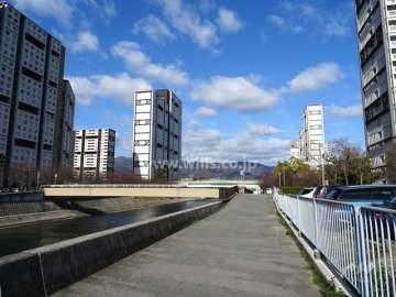 敷地の西側には遊歩道を挟んで宮川が流れています。