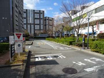 駐車場出入り口（ロボットゲート付き）