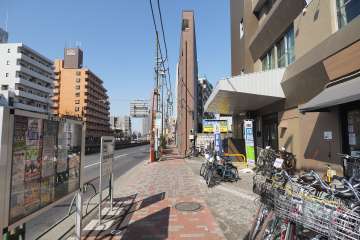 敷地西側の前面道路