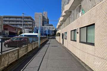 敷地南側の前面道路（東側から）