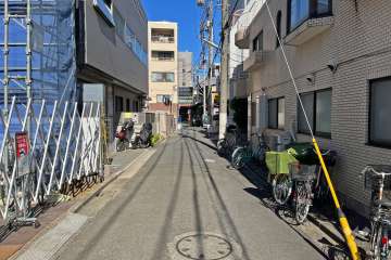 敷地西側の前面道路（南側から）